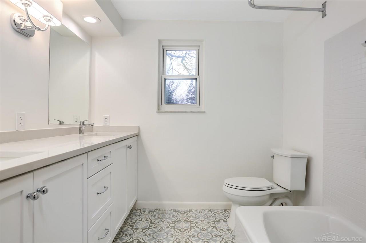 925 Ballantyne Road Grosse Pointe Shores, MI 48236 - Photo 25 of 32