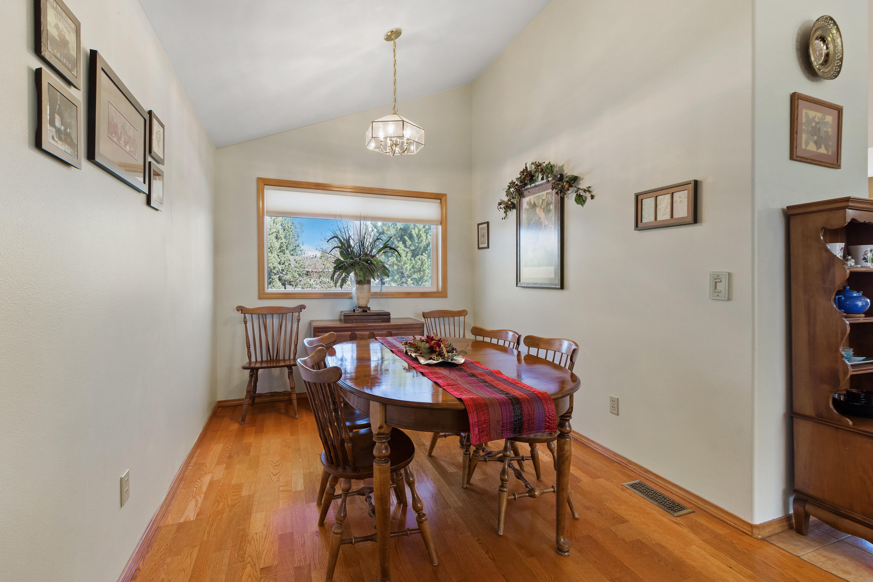 63090 Casey Place Bend, OR 97703 - Photo 17 of 46 63090CaseyPl_Dining
