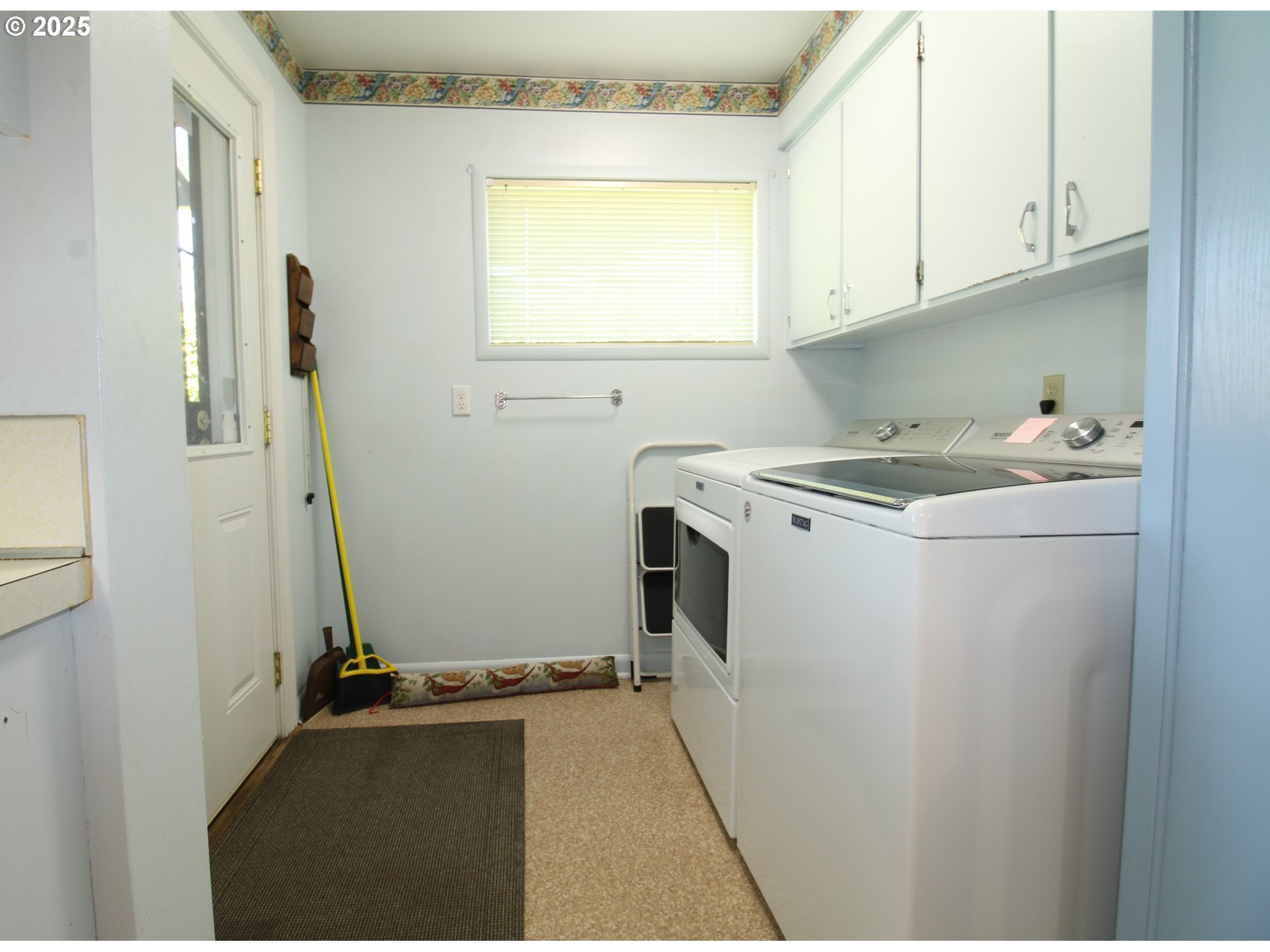 345 14th Street Springfield, OR 97477 - Photo 17 of 23 a utility room with dryer and washer