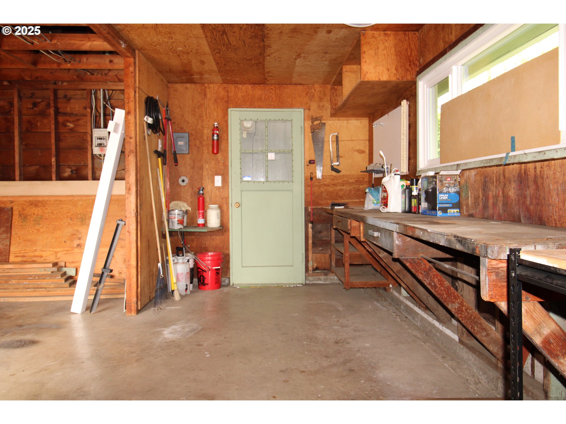 345 14th Street Springfield, OR 97477 - Photo 19 of 23 a view of a living room and bathroom