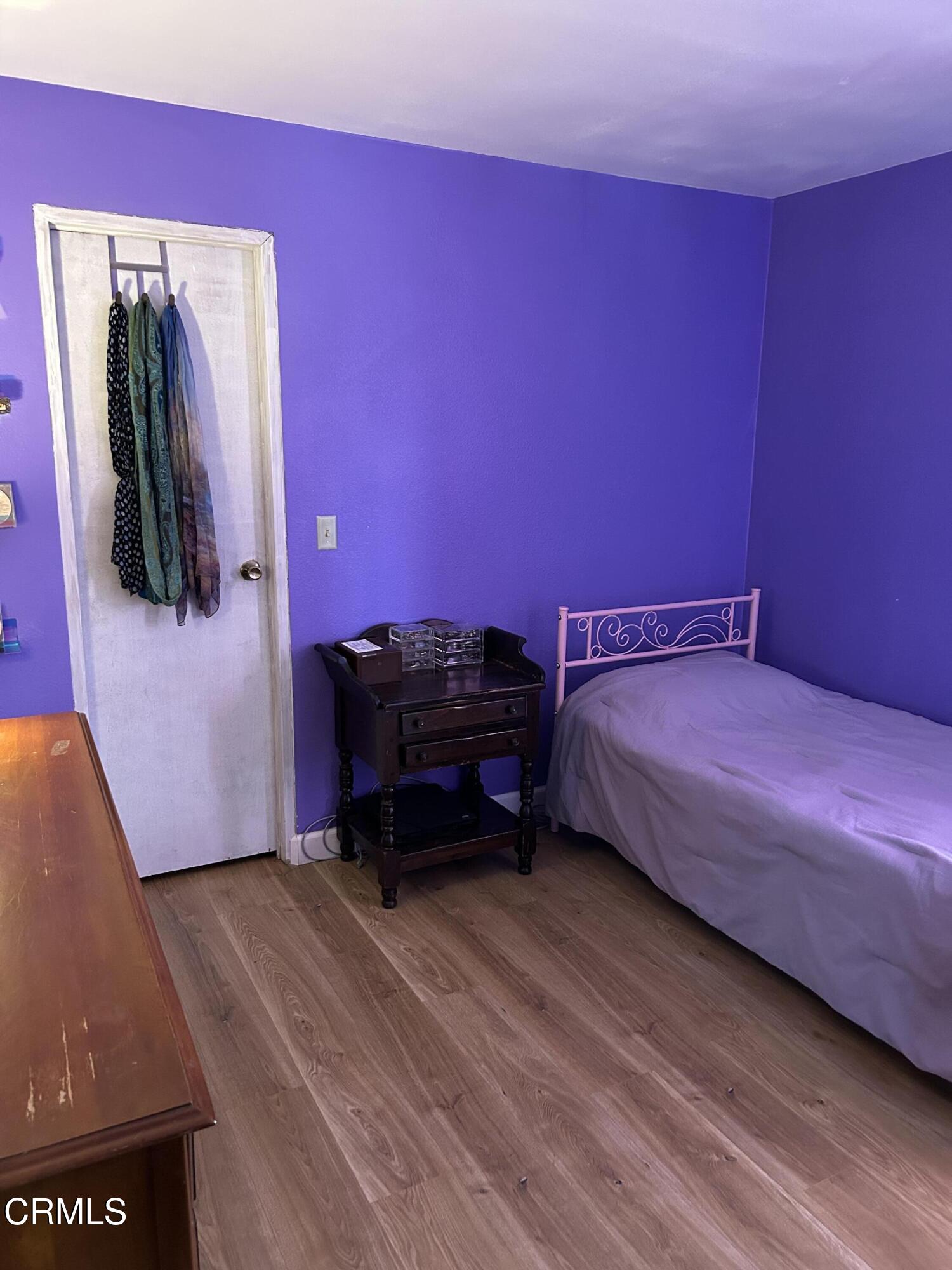 142 Geranium Way, Unit 142 Ventura, CA 93004 - Photo 18 of 23 a spacious bedroom with a bed and a television