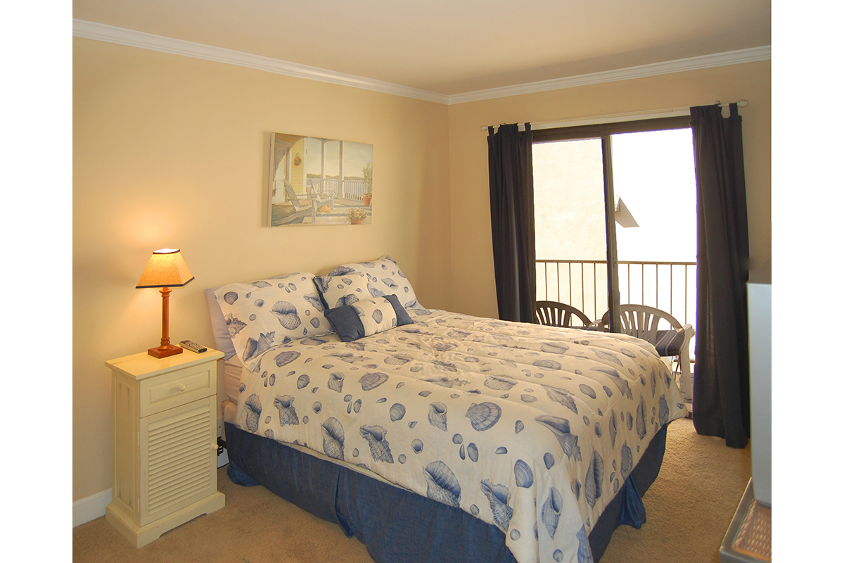 4825 Sandyland Road, Unit 4 Carpinteria, CA 93013 - Photo 5 of 13 Master bedroom with crown moldings