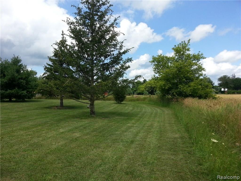 6472 McGuire Road Fenton, MI 48430 - Photo 9 of 21 6472 McGuire photo 18.jpg