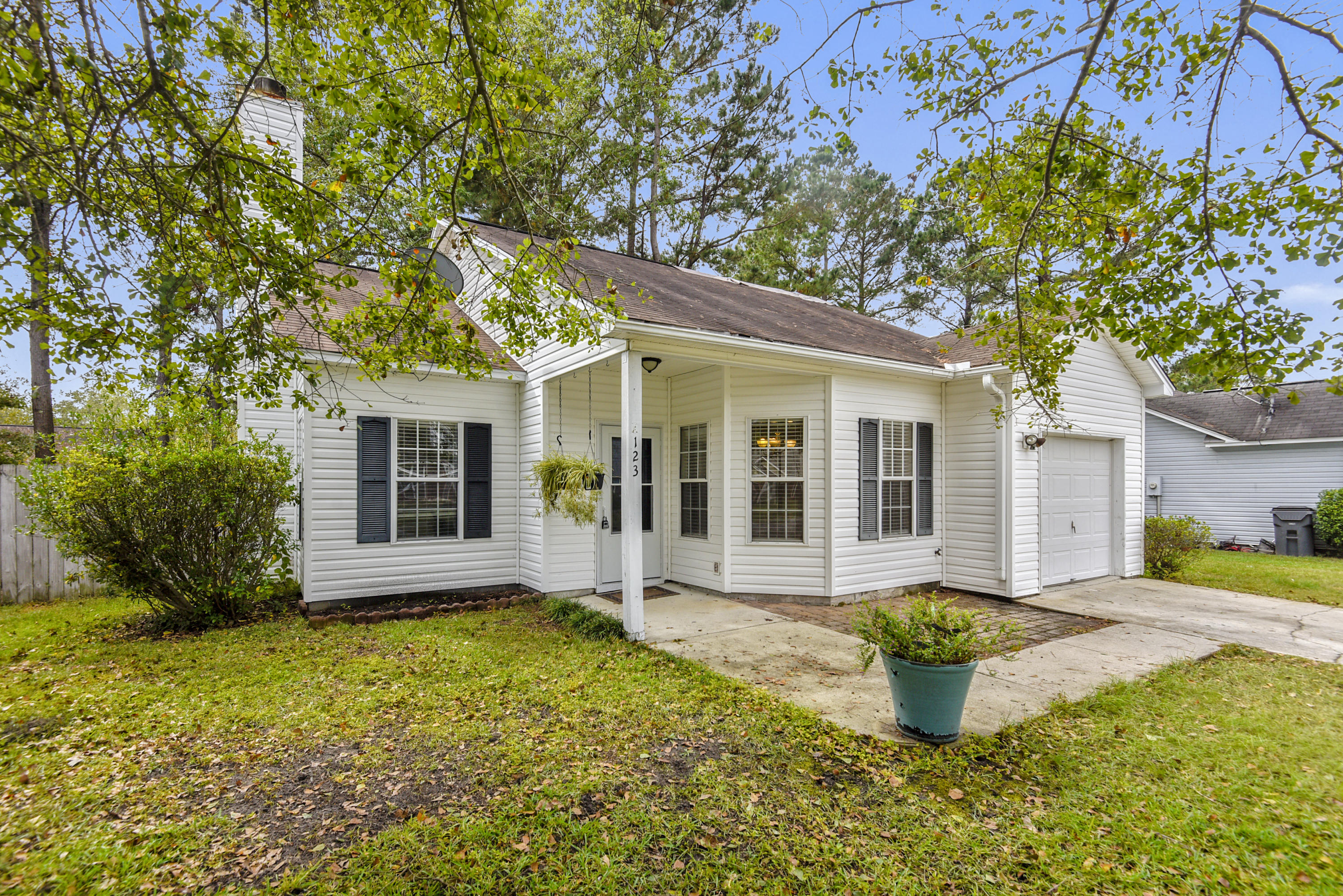 123 Coventry Road Summerville, SC 29486 - Photo 2 of 33 Exterior-Walk-DSC8573