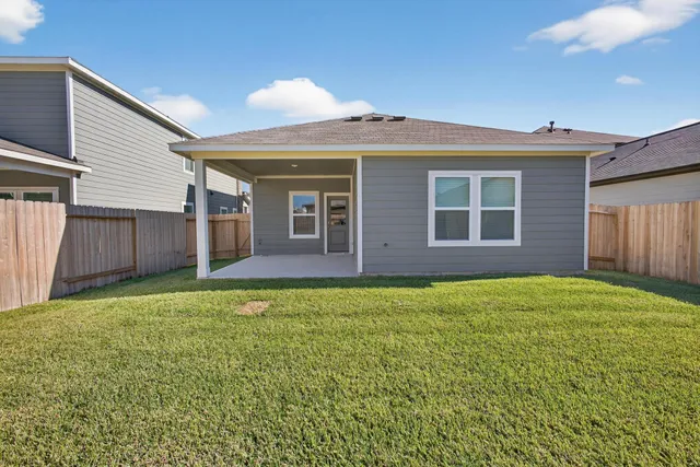 a view of a house with backyard and porch