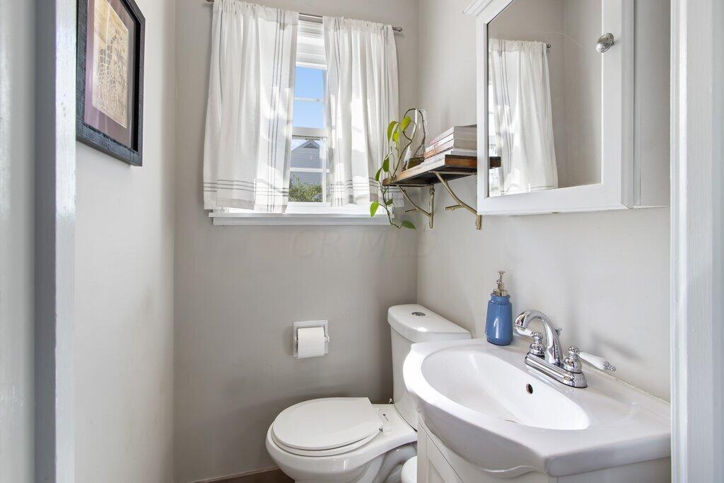 125 Edgevale Road Columbus, OH 43209 - Photo 18 of 34 First Floor Half Bath