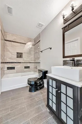 $650,000 | 2115 Valrico Heights Boulevard, Valrico, FL 33594