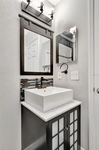 $650,000 | 2115 Valrico Heights Boulevard, Valrico, FL 33594