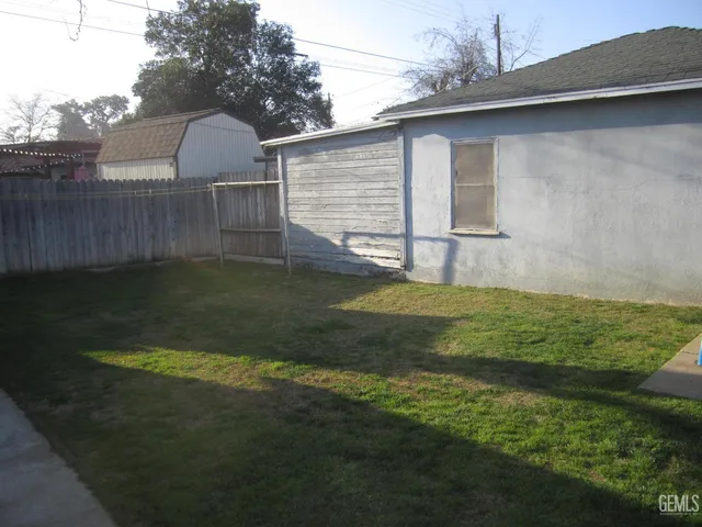 a view of a back yard of the house