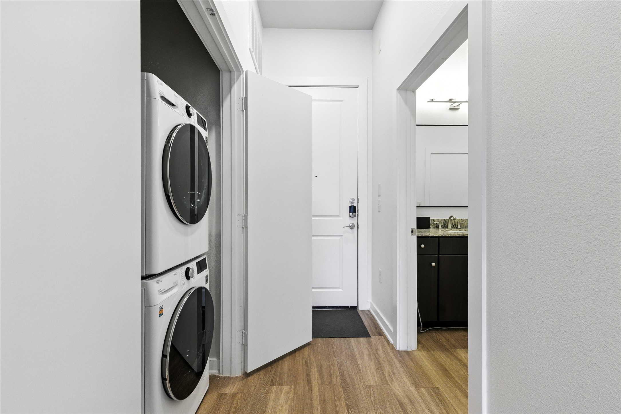1900 Barton Springs Road, Unit 2003 Austin, TX 78704 - Photo 13 of 20 Washer/dryer can convey