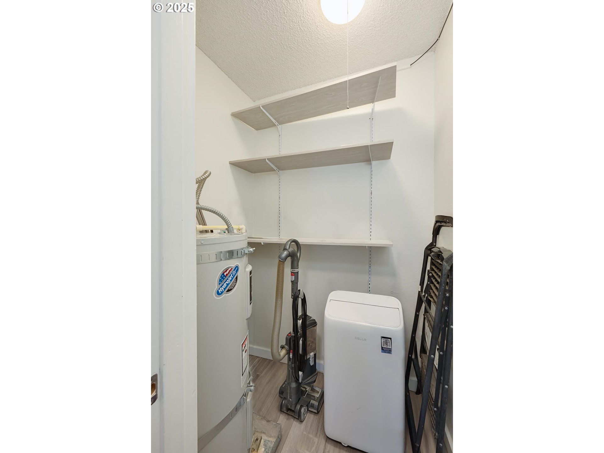 200 Southwest Florence Avenue, Unit D12 Gresham, OR 97080 - Photo 11 of 24 a utility room with dryer and washer