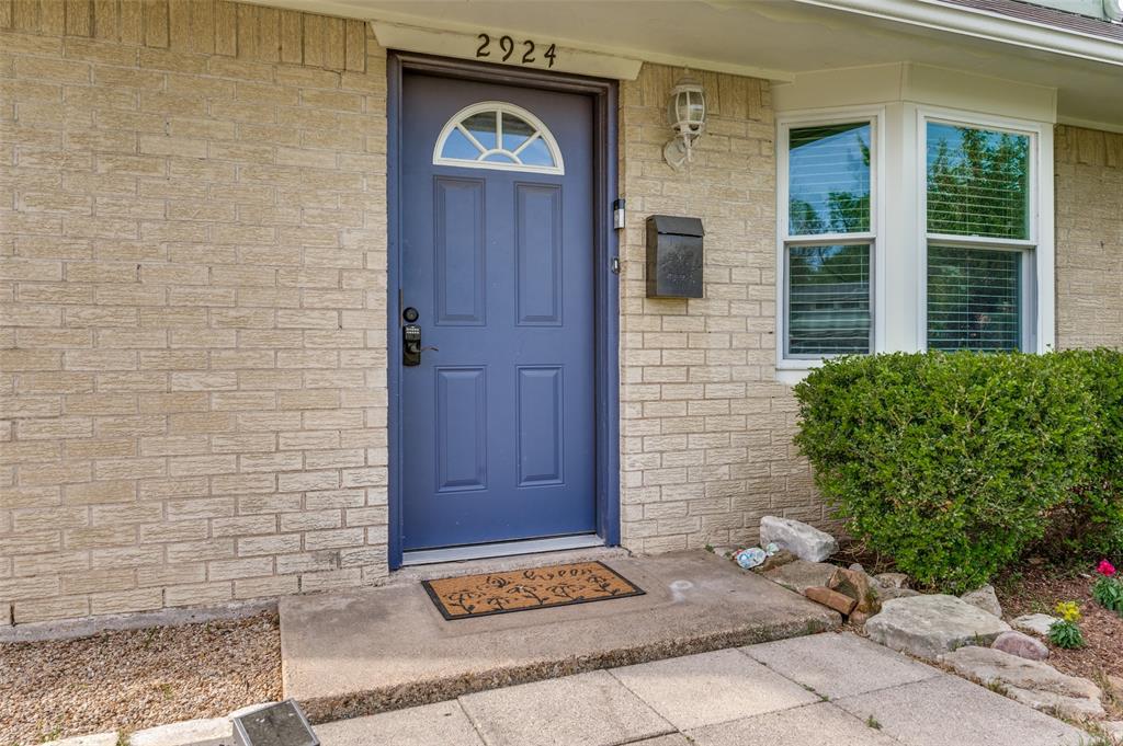 2924 West 11th Street Irving, TX 75060 - Photo 4 of 39