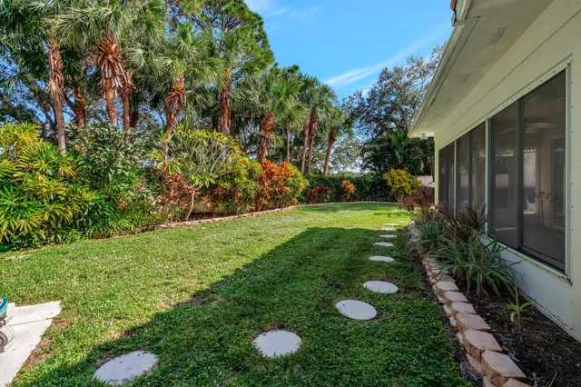 a view of yard with green space