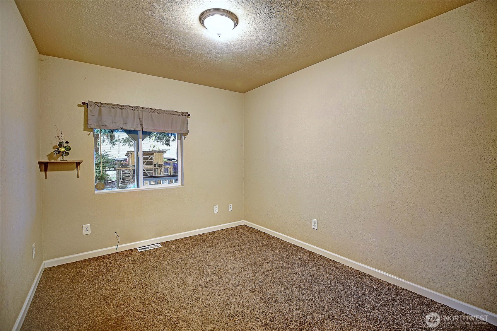 208 West Galena Street Granite Falls, WA 98252 - Photo 18 of 40 an empty room with windows