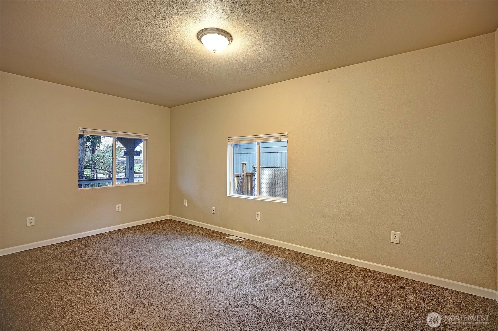 208 West Galena Street Granite Falls, WA 98252 - Photo 20 of 40 an empty room with windows