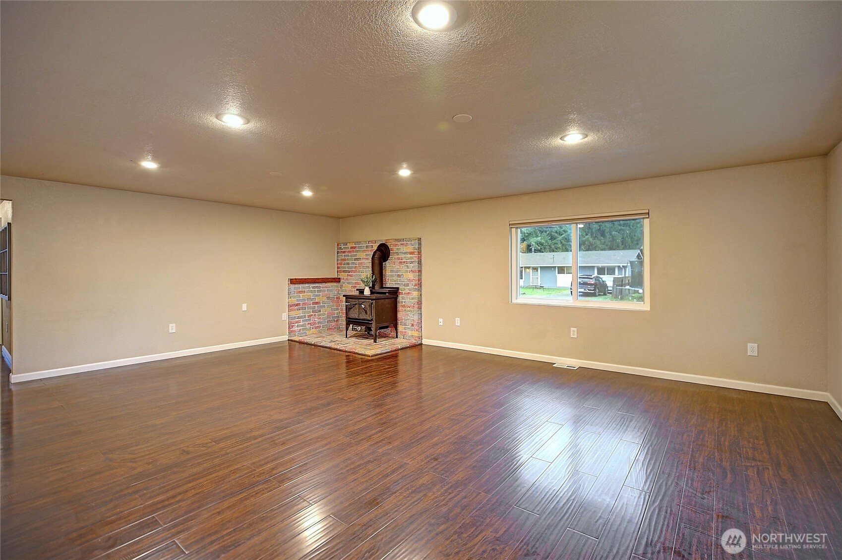 208 West Galena Street Granite Falls, WA 98252 - Photo 4 of 40 an empty room with wooden floor and furniture