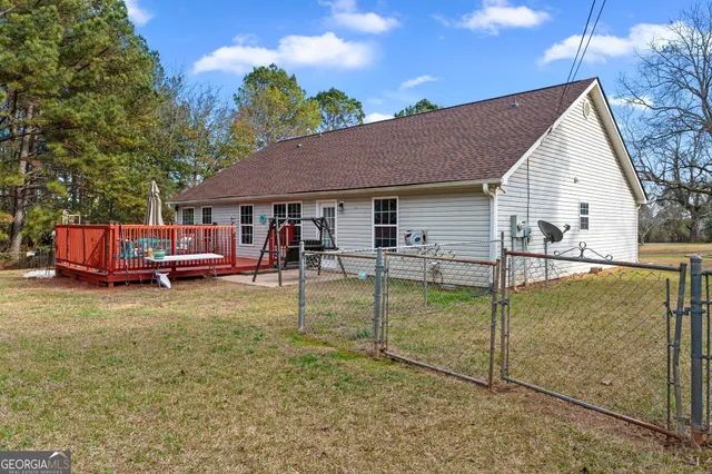 a view of backyard of the house