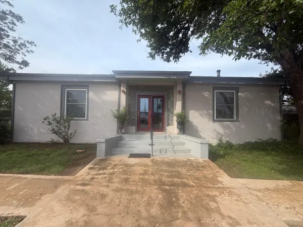 $299,900 | 216 East 4th Street, Clarendon, TX 79226