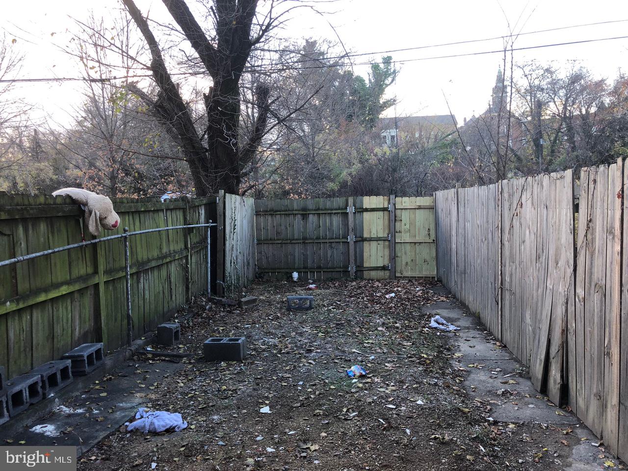 20 North Gilmor Street Baltimore, MD 21223 - Photo 18 of 19 a backyard of a house with lots of green space