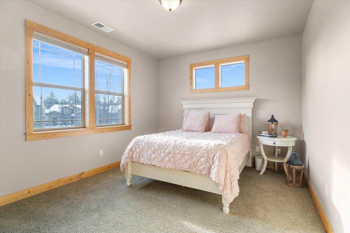 941 Southwest Vantage Point Way Bend, OR 97702 - Photo 20 of 52 06-Guest Bedroom