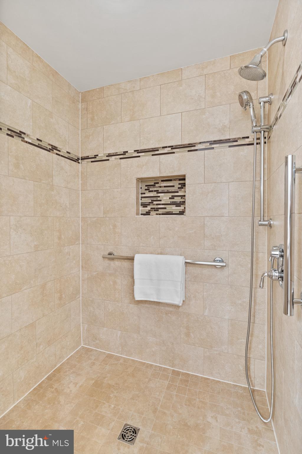 112 Kendrick Place, Unit 14 Gaithersburg, MD 20878 - Photo 20 of 37 Wonderfully large roll in shower.