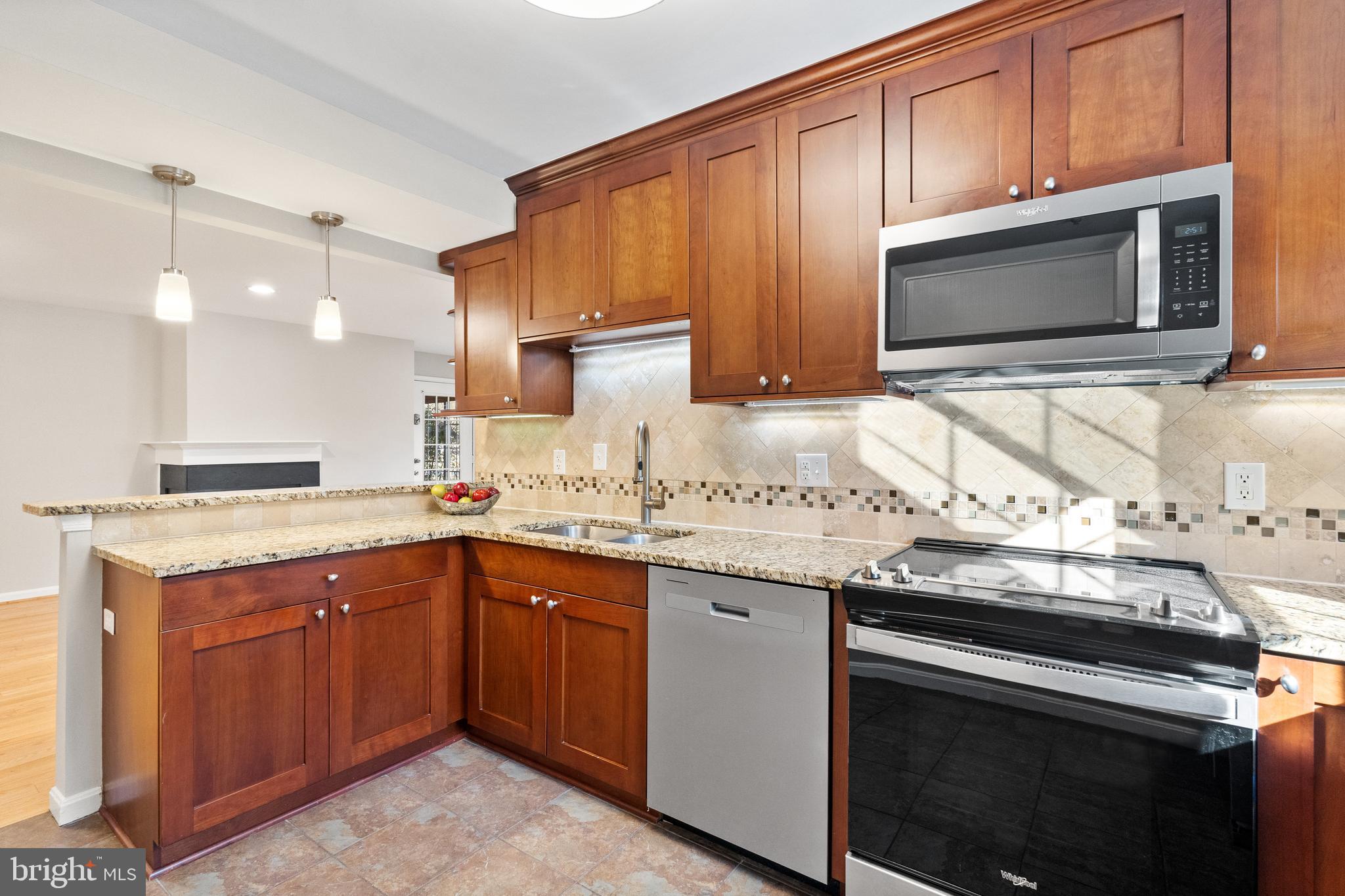 112 Kendrick Place, Unit 14 Gaithersburg, MD 20878 - Photo 8 of 37 Granite tops, slide-in range, tiled backsplash.