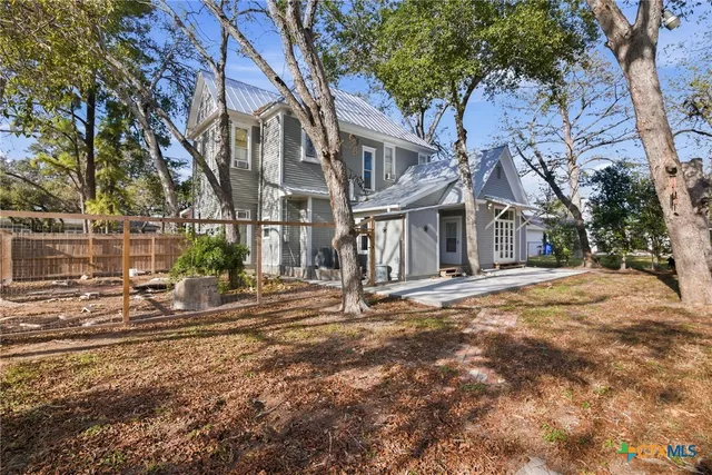 $299,000 | 211 Lavaca Street, Yoakum, TX 77995