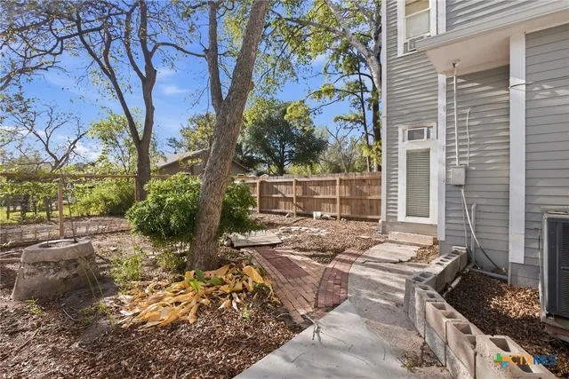 $299,000 | 211 Lavaca Street, Yoakum, TX 77995