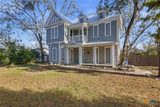 $299,000 | 211 Lavaca Street, Yoakum, TX 77995