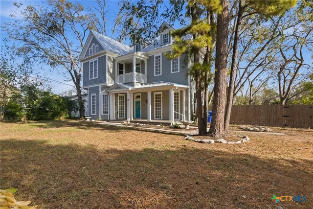 $299,000 | 211 Lavaca Street, Yoakum, TX 77995