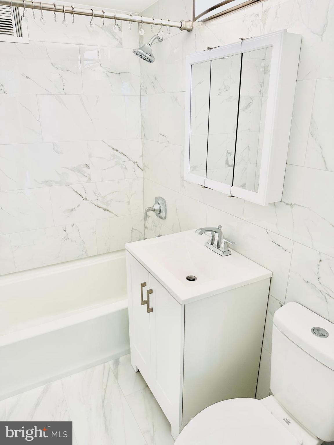 4401 Cherry Hill Road, Unit 67 Arlington, VA 22207 - Photo 13 of 23 a bathroom with a sink a toilet and bathtub