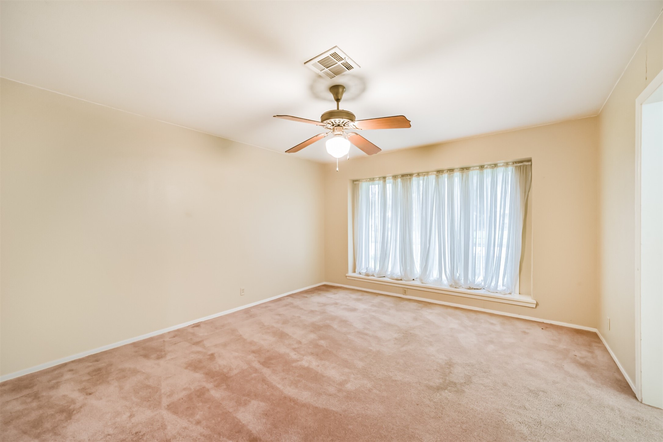 7510 Romney Road Houston, TX 77036 - Photo 2 of 32 Formal living room off the front entry - so many possibilities - second entertaining space, office, or whatever you can dream up!