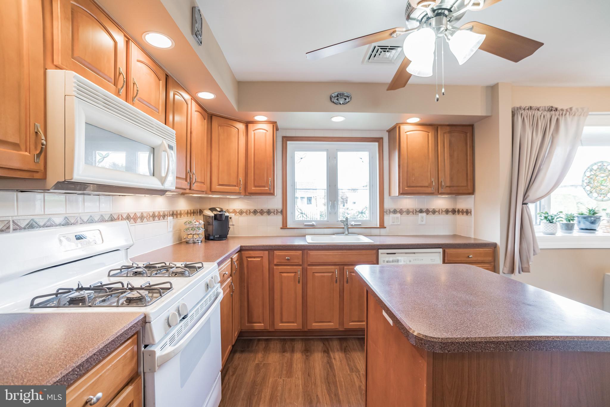 9964 Hardy Road Philadelphia, PA 19115 - Photo 9 of 29 Gallery Image 9