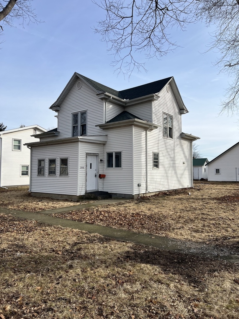 a view of a house with a yard