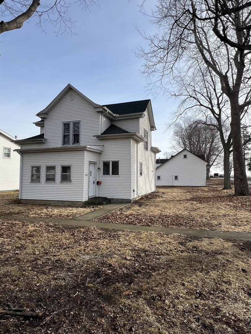 200 East South Street Ellsworth, IL 61737 - Photo 2 of 19 a view of a house with a yard