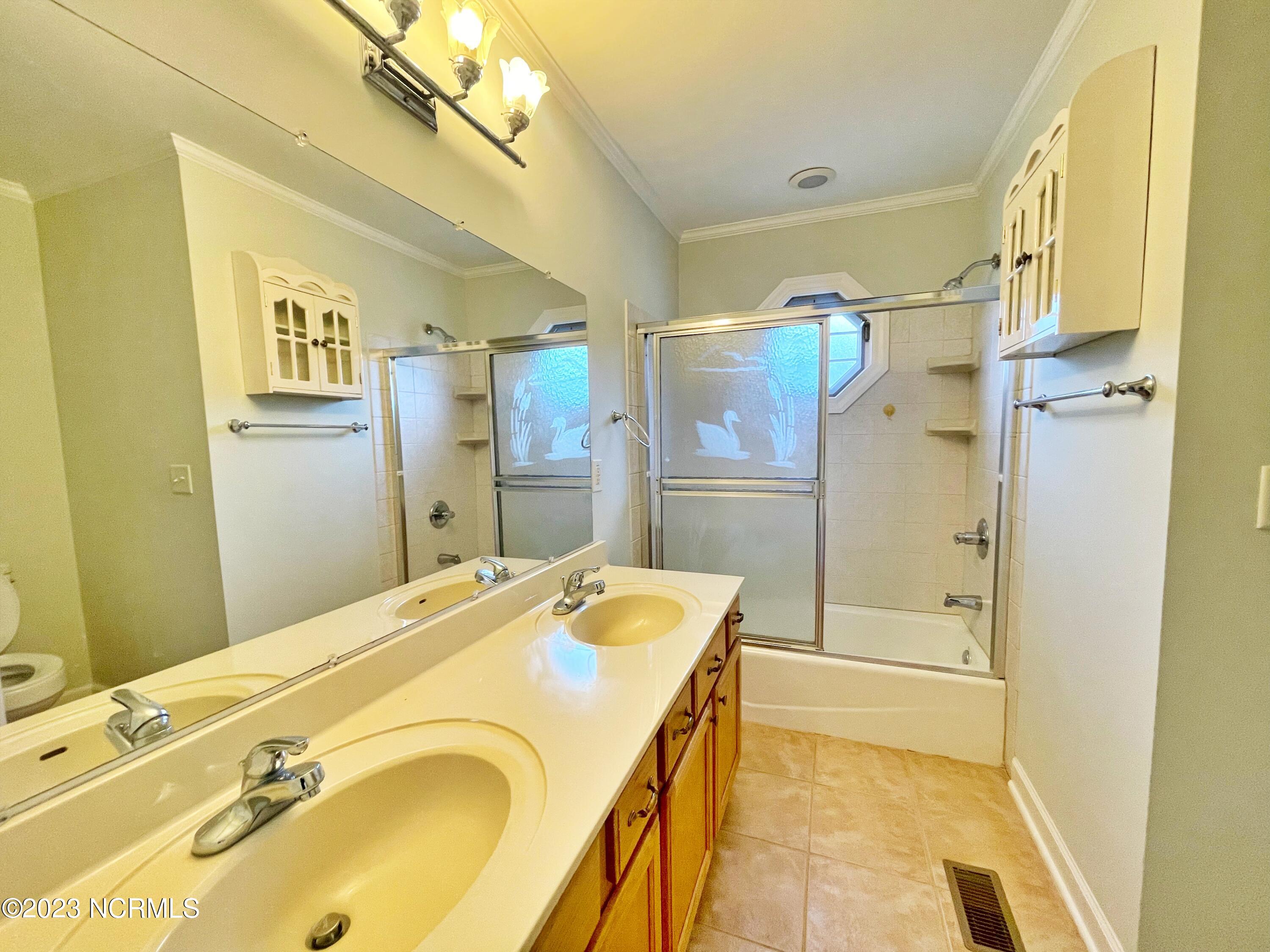 2047 Neuse Road Kinston, NC 28501 - Photo 31 of 49 GUEST BATH