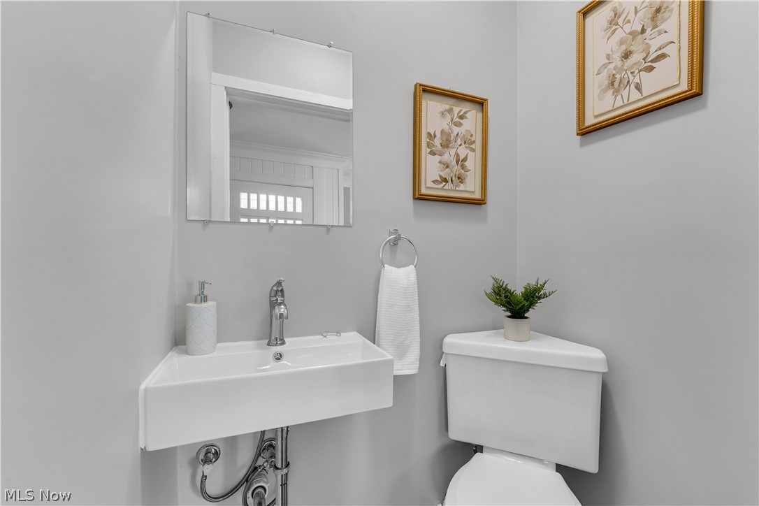 1539 Sunview Road Cleveland, OH 44124 - Photo 17 of 38 Bathroom with sink and toilet