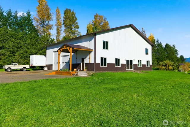 a view of a house with backyard and garden