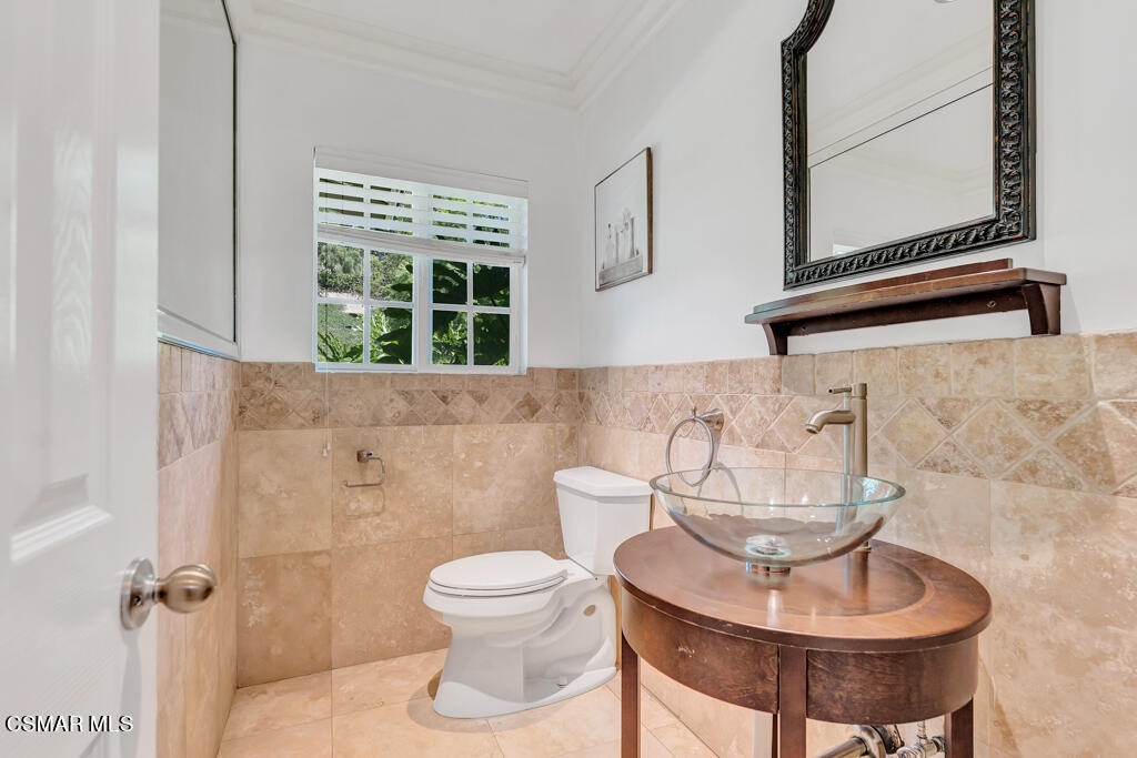1631 Hauser Circle Thousand Oaks, CA 91362 - Photo 19 of 56 a bathroom with a toilet and a sink