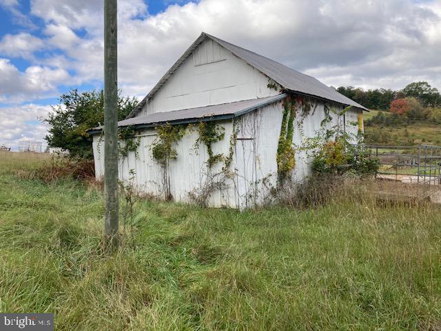 1404 Uniontown Road Westminster, MD 21158 - Photo 22 of 24 a backyard of a house with lots of green space