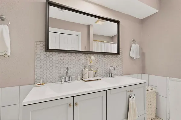 $464,900 | 153 Sheri Lane, Hurst, TX 76053