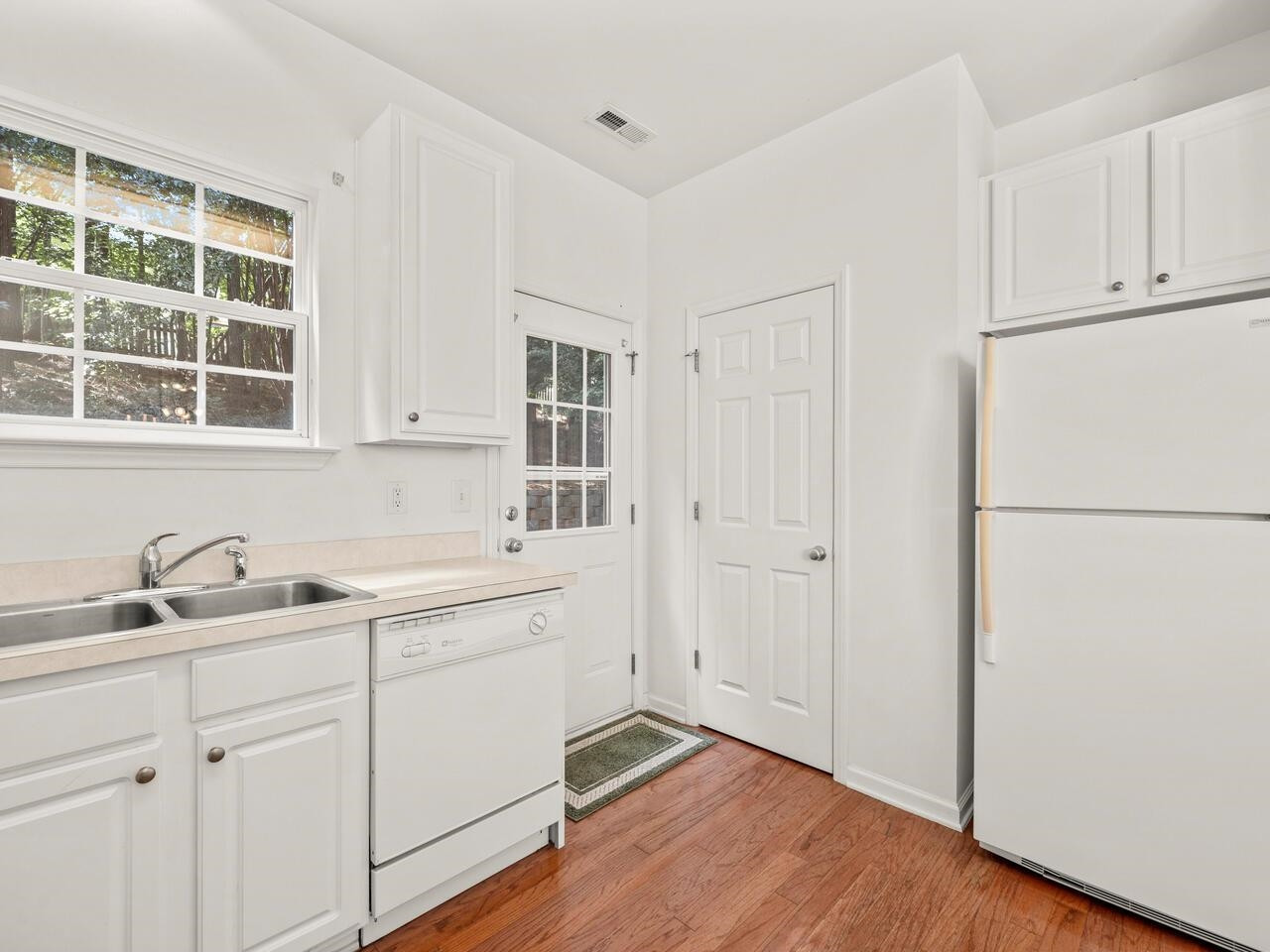 8425 Lunar Stone Place Raleigh, NC 27613 - Photo 10 of 34 Kitchen