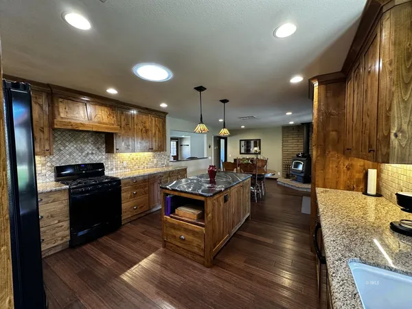 $785,000 | 800 Valley W Circle, Bishop, CA 93514
