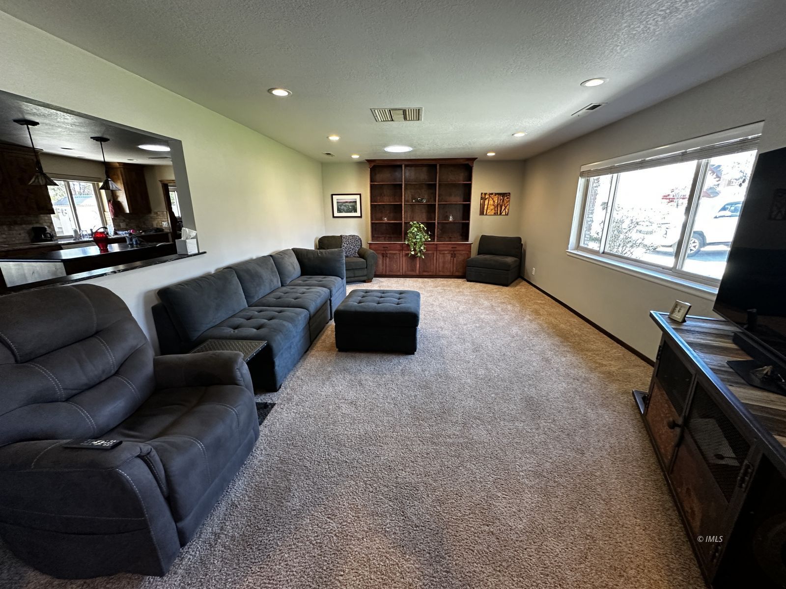 800 Valley W Circle Bishop, CA 93514 - Photo 4 of 26 Living Room from entry