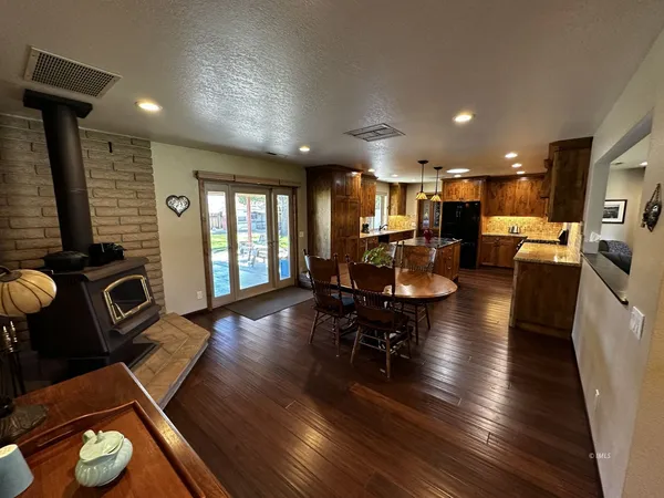 $785,000 | 800 Valley W Circle, Bishop, CA 93514