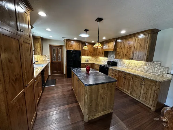 $785,000 | 800 Valley W Circle, Bishop, CA 93514