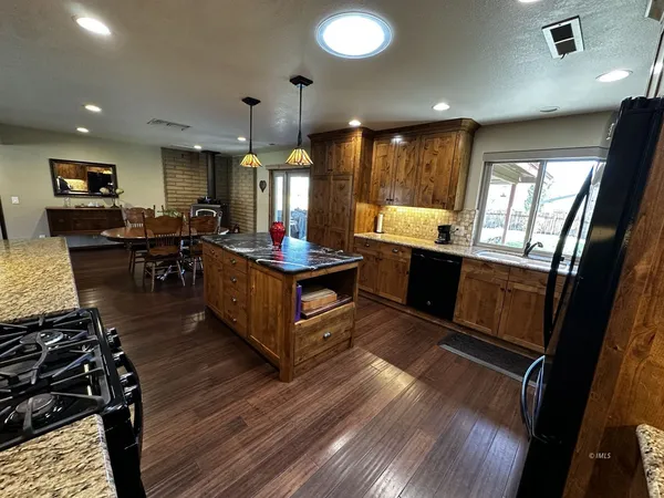 $785,000 | 800 Valley W Circle, Bishop, CA 93514