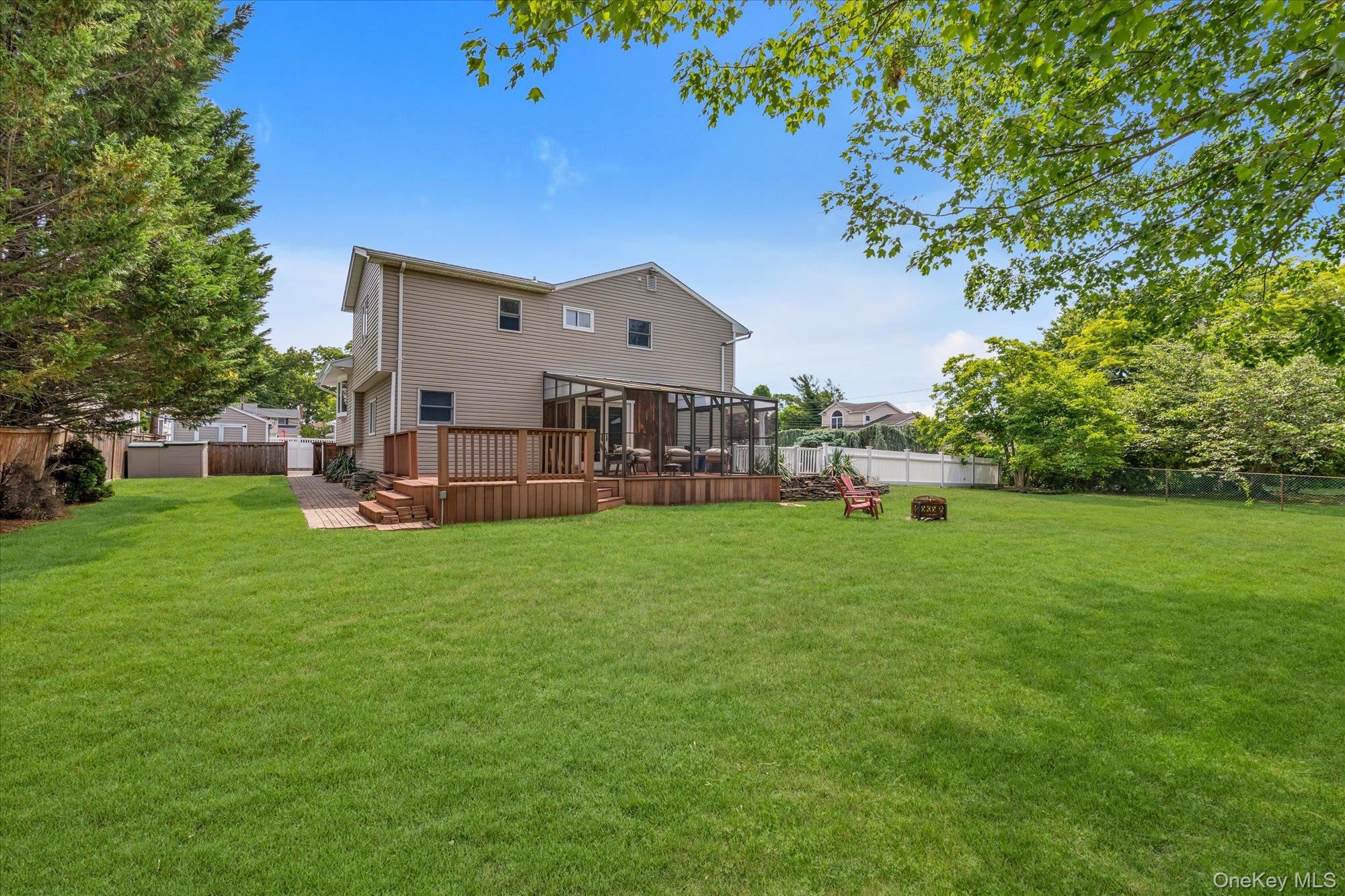 7 Freedom Court Babylon, NY 11702 - Photo 21 of 29