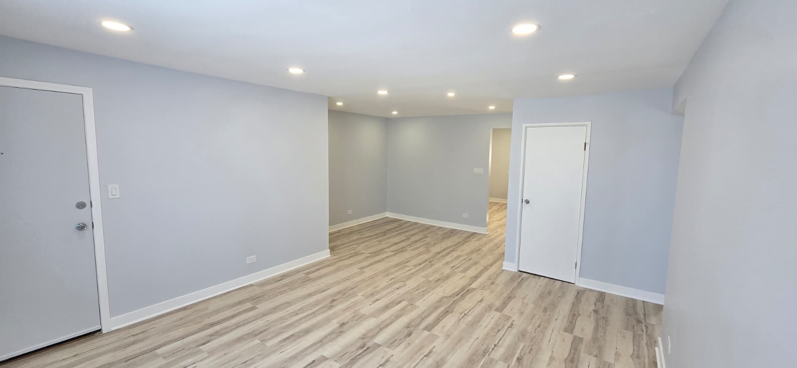 9475 Bay Colony Drive, Unit 3N Des Plaines, IL 60016 - Photo 3 of 14 a view of empty room with wooden floor