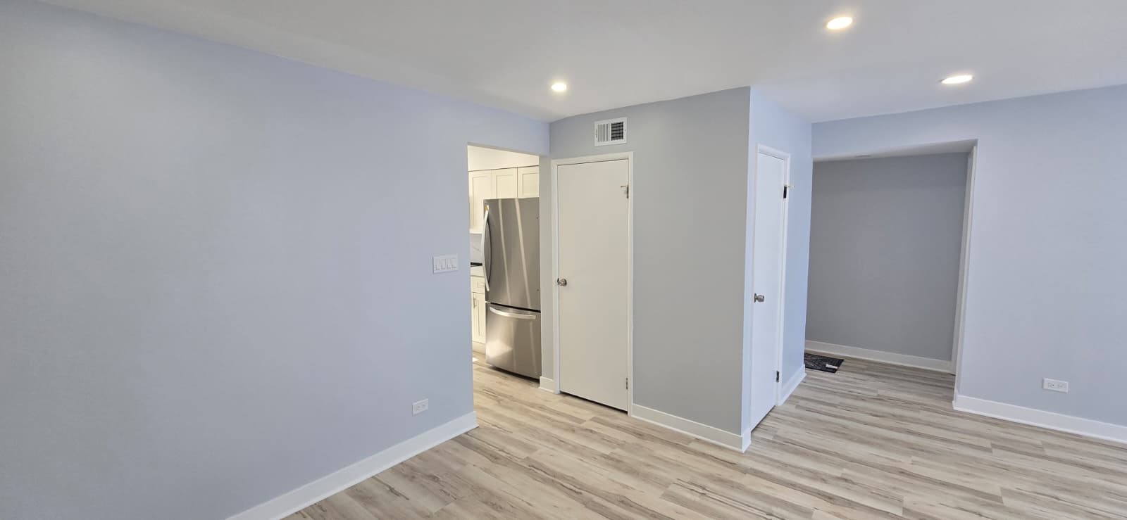 9475 Bay Colony Drive, Unit 3N Des Plaines, IL 60016 - Photo 9 of 14 a view of a hallway with wooden floor